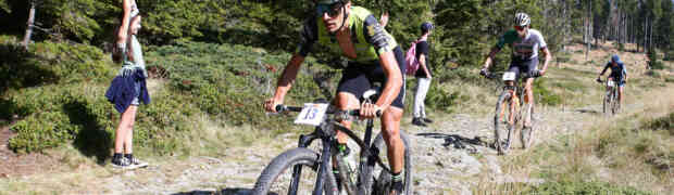 LA 100 KM DEI FORTI INFIAMMA L’ALPE. PARATA DI STELLE ALLA MITICA IN MTB